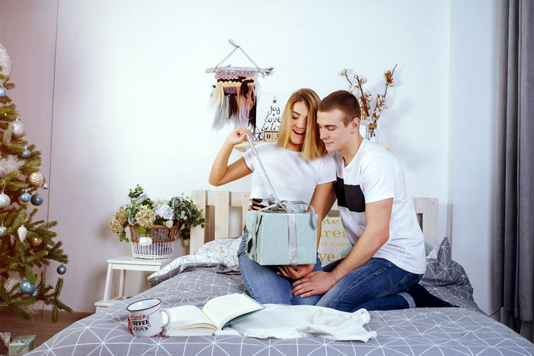 Best Anniversary Gift for Her: Unforgettable Keepsakes and Romantic Surprises